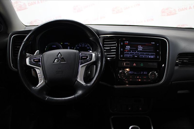 Mitsubishi Outlander 2,0 i Plus 4x4 PHEV Hybrid - fotka 24 z 35