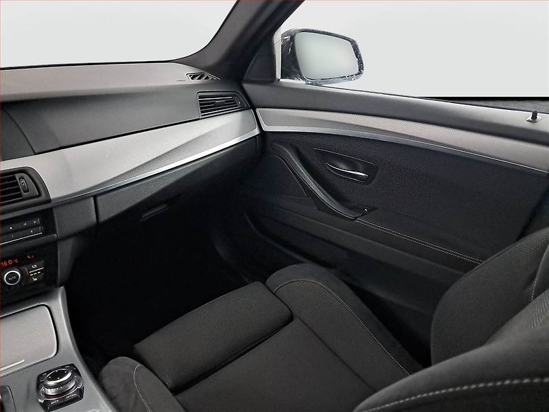 BMW Řada 5 (2011) M Paket 530d xDrive, 4X4 - fotka 8 z 23