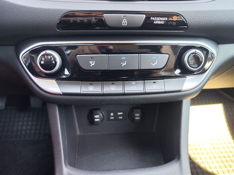 Hyundai i30 1.4i/73kW Trikolor Komfort - fotka 15 z 29