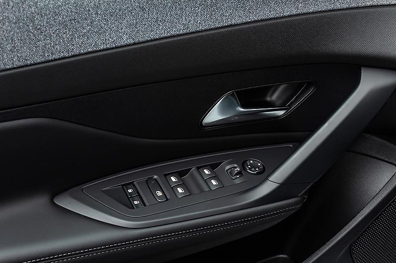 Peugeot 308 1,2 ALLURE Hybrid 145 e-DCS6 - fotka 9 z 18