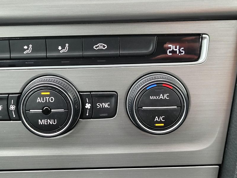 Volkswagen Golf 1,6 TDi CZ*DIGIKLIMA*SERVIS - fotka 33 z 43