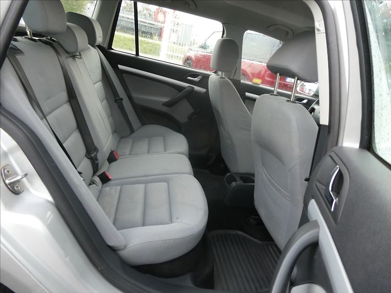 Škoda Octavia 1,6 FSi 85kW závěs, 2x kola - fotka 18 z 25