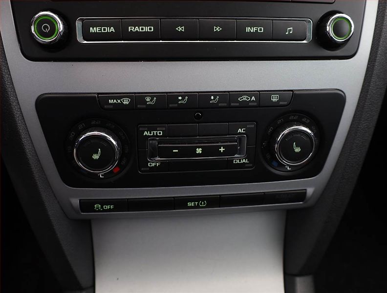 Škoda Octavia (2012) 1.2 TSI, Serv.kniha, Tempomat - fotka 11 z 17