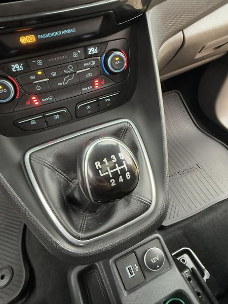 Ford Tourneo Connect (2019) 1,5-PANORAM-TAŽNÉ-VYHŘ.SEDAČKY - fotka 29 z 53