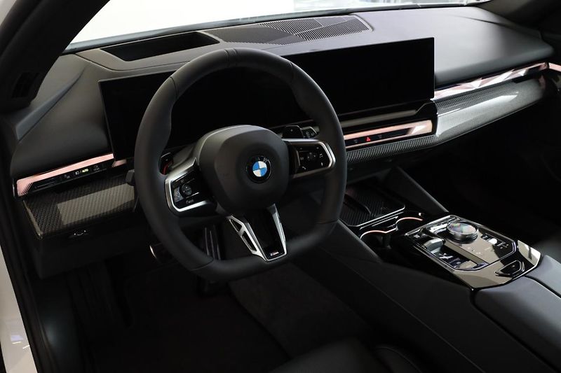 BMW Řada 5 540d xDrive Touring - fotka 2 z 18