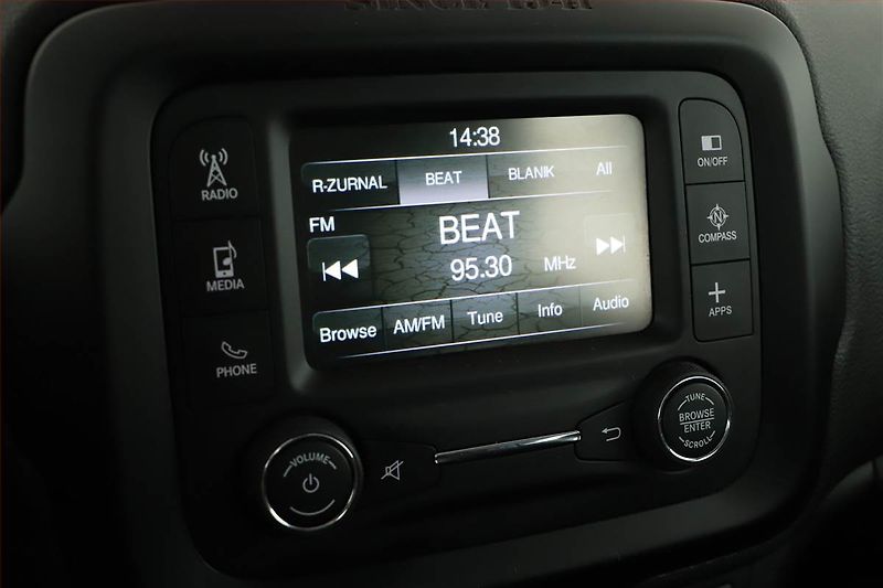 Jeep Renegade (2015) 1.4 MultiAir, 4X4, Automat - fotka 9 z 15