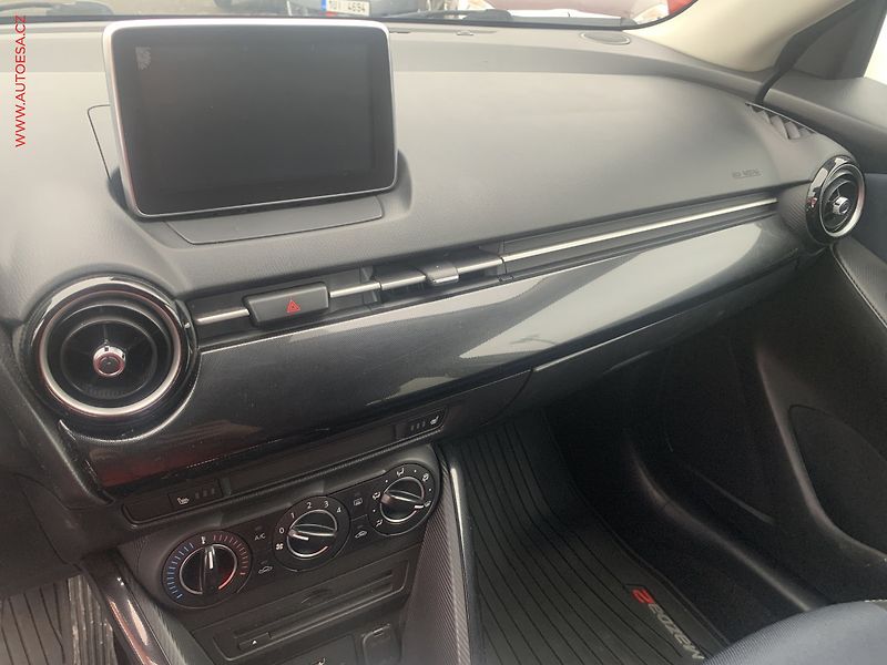 Mazda 2 (2016) 1.5 D, AC, park.čidla - fotka 14 z 18