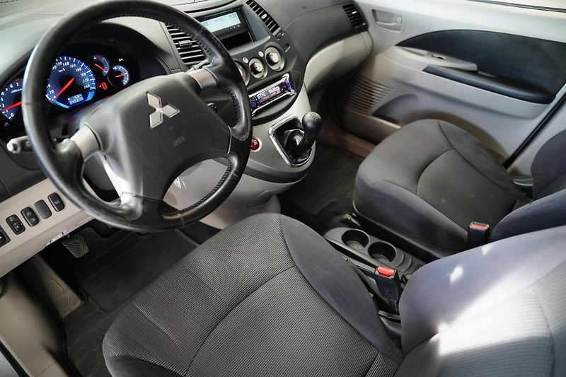 Mitsubishi Grandis - fotka 13 z 21