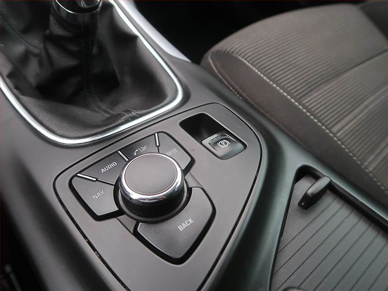 Opel Insignia (2012) 2.0 CDTI, Navi, Xenony - fotka 16 z 16