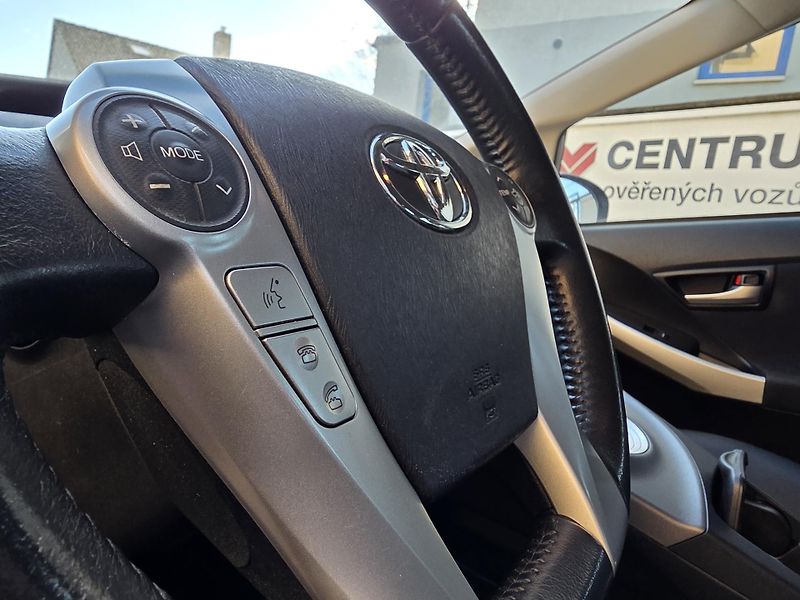 Toyota Prius 1.8-HYBRID-spotř.5l/100km - fotka 17 z 18