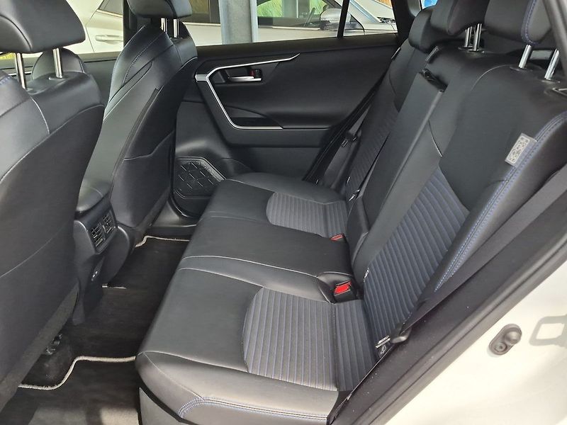 Toyota RAV4 Selection 2.5 HEV 4x2 - fotka 16 z 28