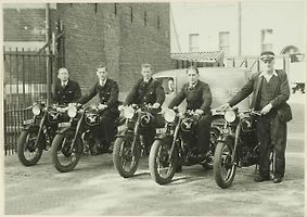 Holandský poštovní sbor vybavený motocykly Matchless.