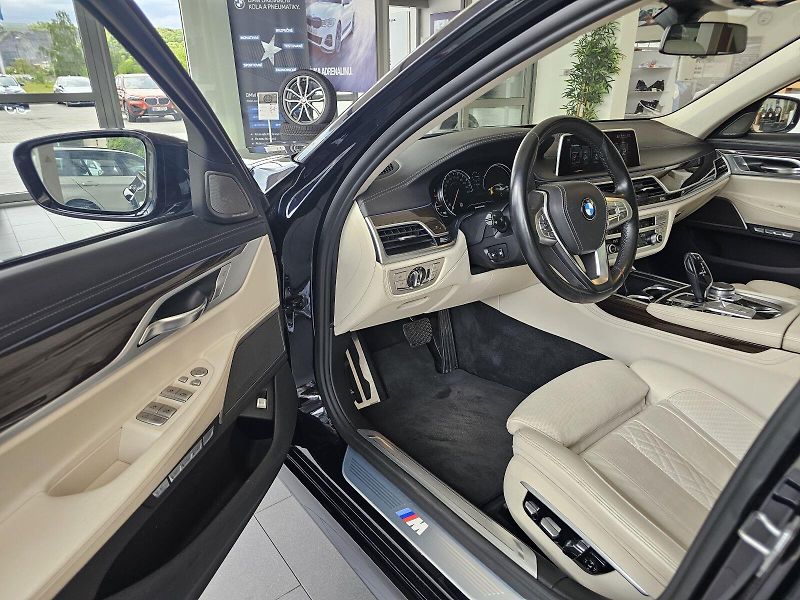 BMW Řada 7 750d xDrive - fotka 10 z 37