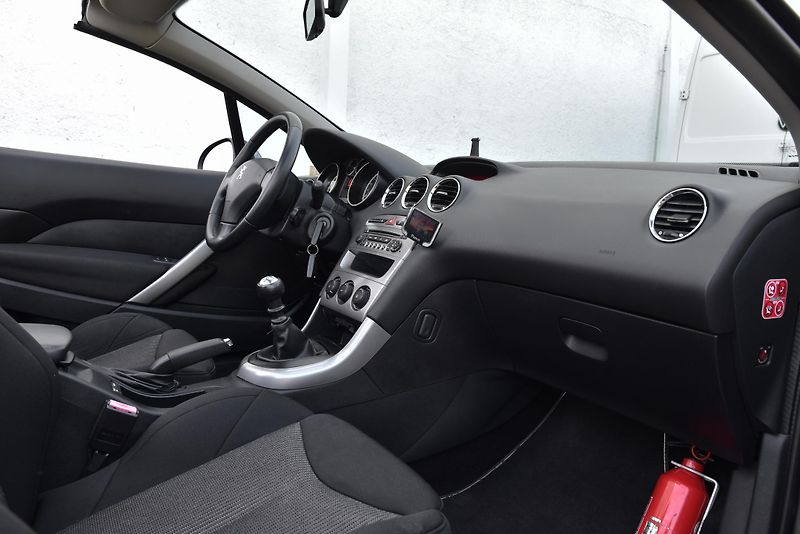 Peugeot 308 CC 1.6 HDi 6st,KLIMA,TEMP,ALU - fotka 35 z 41