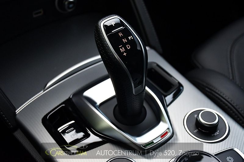 Alfa Romeo Stelvio 2,2 D 16V 210k Veloce AT8-Q4 - fotka 33 z 55