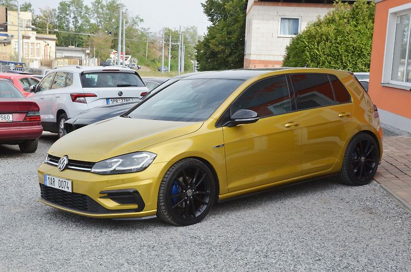 Volkswagen Golf (2017) 1.6 TDi 85kW DSG R-LINE HighL. - fotka 3 z 44