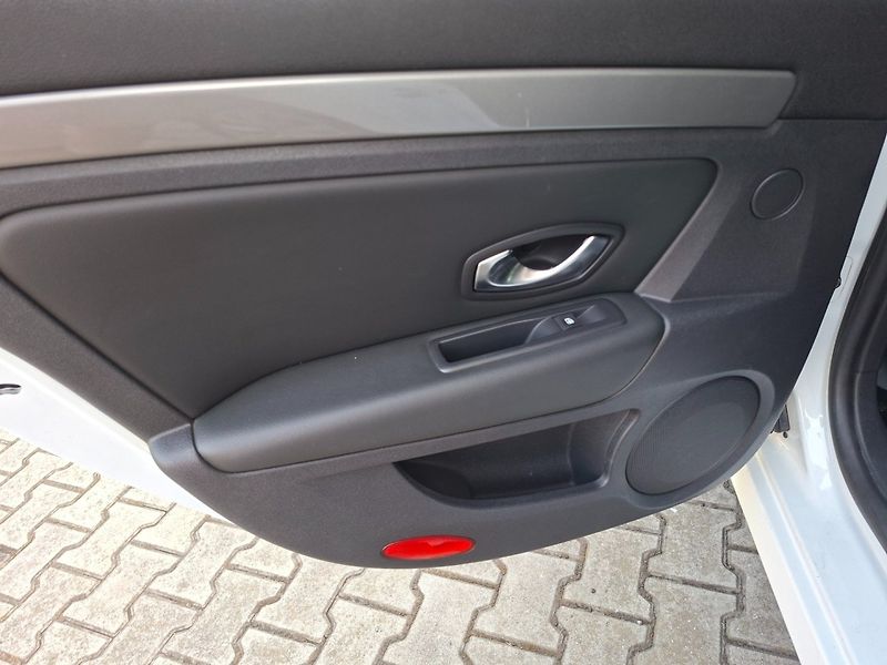 Renault Laguna (2013) 2.0dCi 110kW BLACK EDITION - fotka 31 z 38