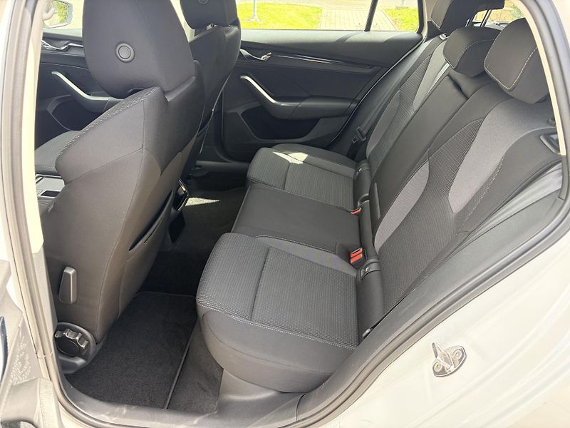 Škoda Octavia 2.0TDI DSG 4x4 STYLE REZERVACE - fotka 38 z 45