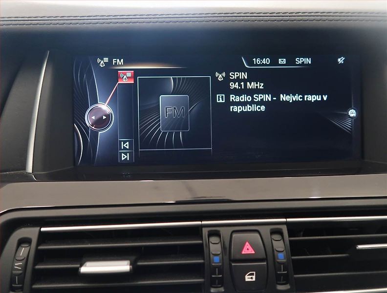 BMW Řada 5 (2014) 530d xDrive, 4X4, Automat - fotka 12 z 17