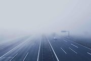 Auta jedoucí v mlze se zhasnutými zadními světly mohou být i přes den velmi špatně viditelná