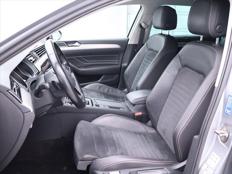 Volkswagen Passat 2,0 TDI 140kW DSG Elegance DPH - fotka 12 z 41