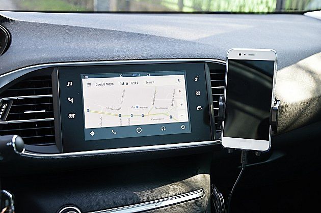 Spojení s telefonem přes Android Auto nebo Apple CarPlay představuje pro systém auta velkou datovou zátěž, která nezřídka vede k zásekům, zdroj: Mavila2 /Wikimedia CC BY 4.0
