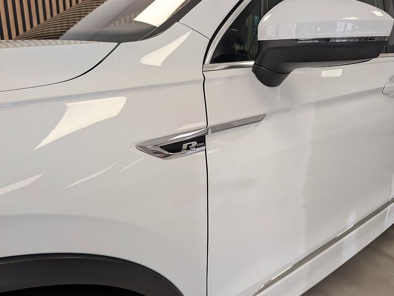 Volkswagen Tiguan 2.0 TDI 4X4 R-LINE - fotka 6 z 27