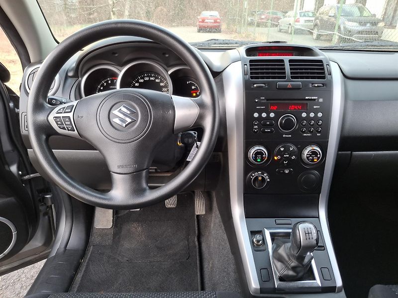 Suzuki Grand Vitara 2.0 benzin  Rezervace - fotka 27 z 43