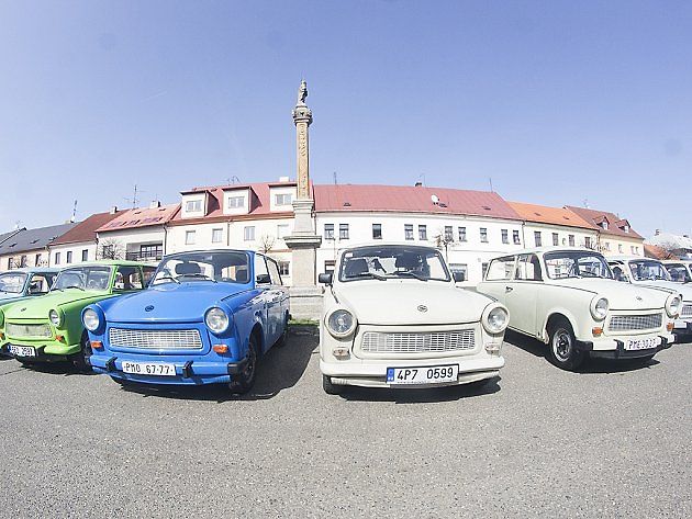 Více jak dvacítka legendárních Trabantů se setkala na náměstí v Kladrubech