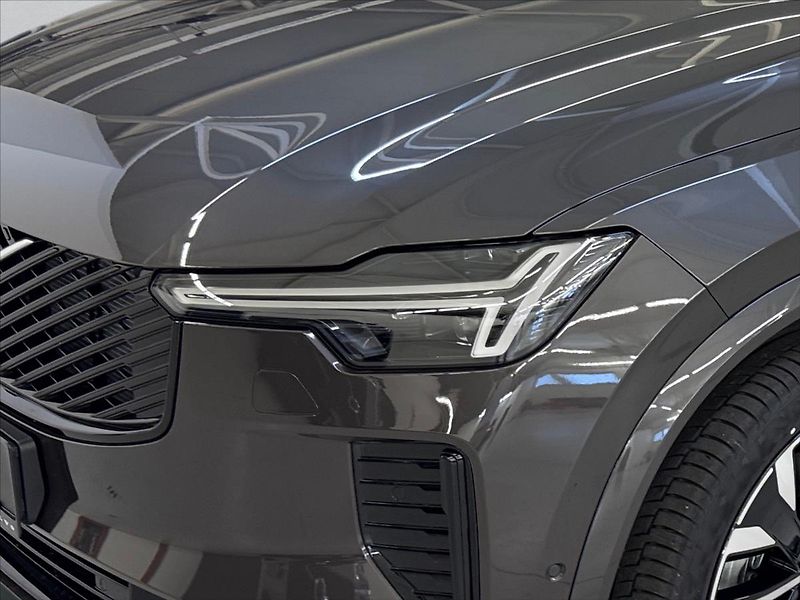 Volvo XC90 (2025) 2,0 B5 AWD Dark Plus 2132 - fotka 5 z 15