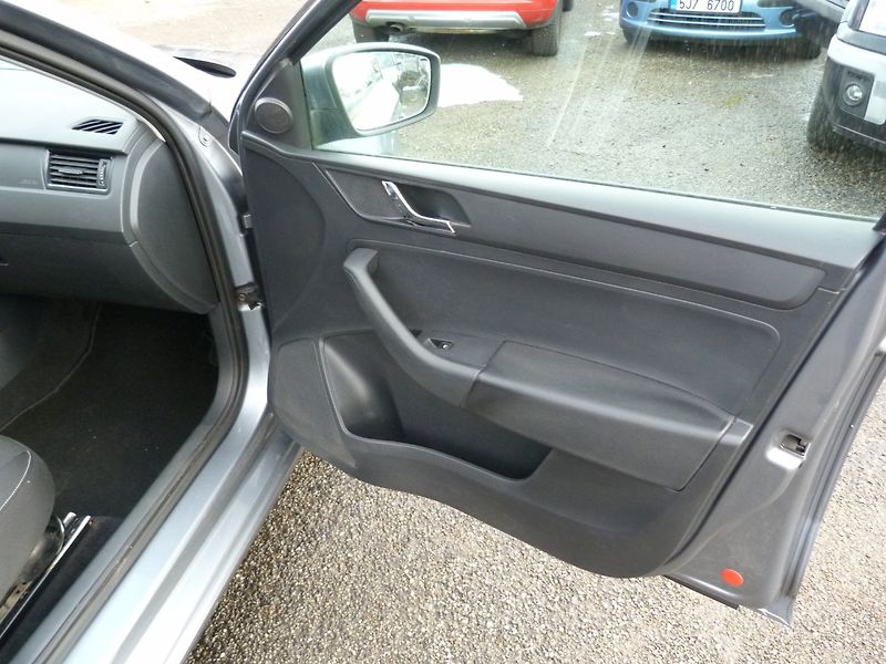 Škoda Rapid 1.2 Tsi 1 majitel, serviska - fotka 16 z 19