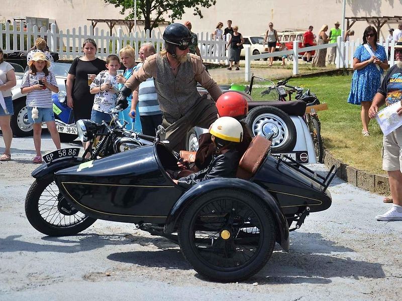 Přehlídka veteránů na Arnice v Mariánských Lázních. Sanitka Cadillac
