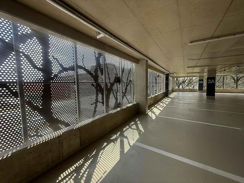 Přes šest set stání mají řidiči od úterý k dispozici v novém parkovacím domě a jeho blízkém okolí mezi brněnskými ulicemi Veveří, Bulínova a Šumavská.