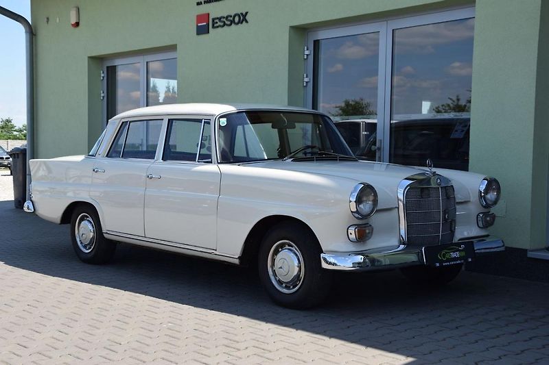 Mercedes-Benz 200 (1968) 200D  - fotka 3 z 31