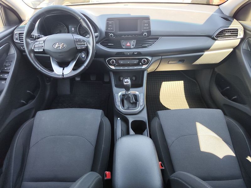 Hyundai i30 1.4i/73kW Trikolor Komfort - fotka 11 z 29