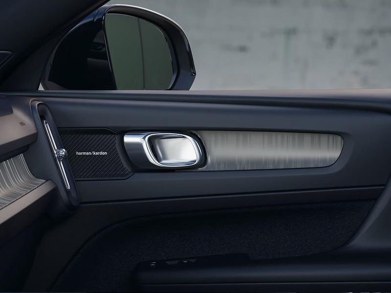 Volvo XC40 (2026) B4 ULTRA BLACK EDITION - fotka 11 z 16