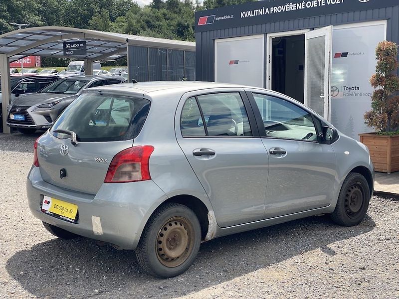 Toyota Yaris 1.0i, ČR, manual, STK - fotka 7 z 11