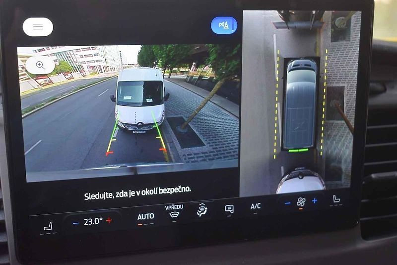 Testovaný Ford-E Transit působil mezi žlutými dodávkami jako stříbrná vrána
