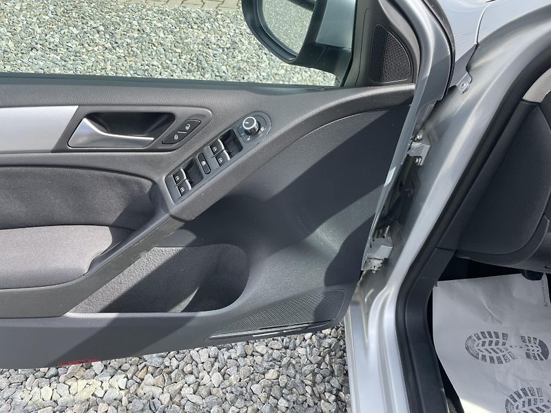 Volkswagen Golf 1.6TDi 105PS  6 HIGHLINE TOP!! - fotka 98 z 176