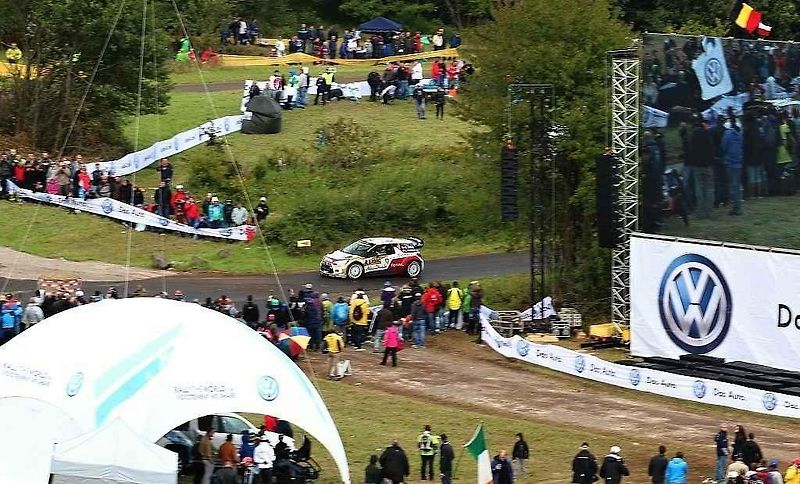 Nejprve do takzvané media zóny, kde se na závodníky vrhnou novináři, fotografové a kameramani. Jako v pátek večer na Latvalu, který v tu dobu v soutěži vedl.