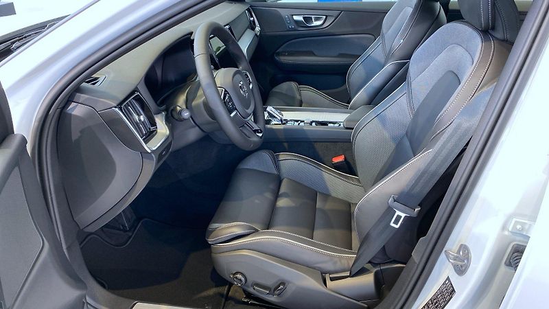 Volvo V60 (2026) PLUS DARK, B4, 145+10 kW / 197 - fotka 6 z 10