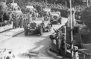 Adolf Hitler ve voze Mercedes Benz G4 triumfálně projíždí městysem Chřibská na Děčínsku.