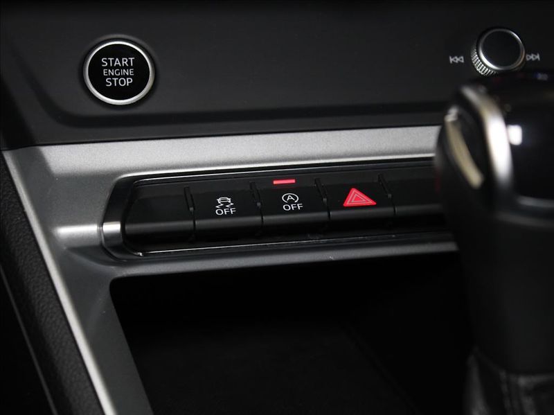 Audi Q3 2,0 TDi S-Line 54tkm. 1.maj.ČR - fotka 14 z 24
