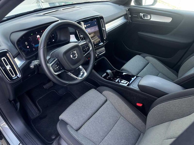 Volvo XC40 PLUS DARK B4 145kW, BLIS, ACC - fotka 6 z 16