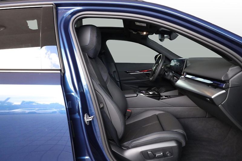 BMW Řada 5 550e xDrive Touring - fotka 24 z 32