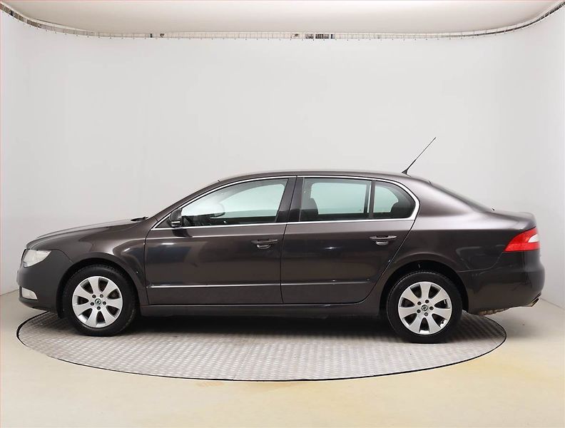 Škoda Superb (2009) Ambiente 2.0 TDI, Xenony - fotka 3 z 20