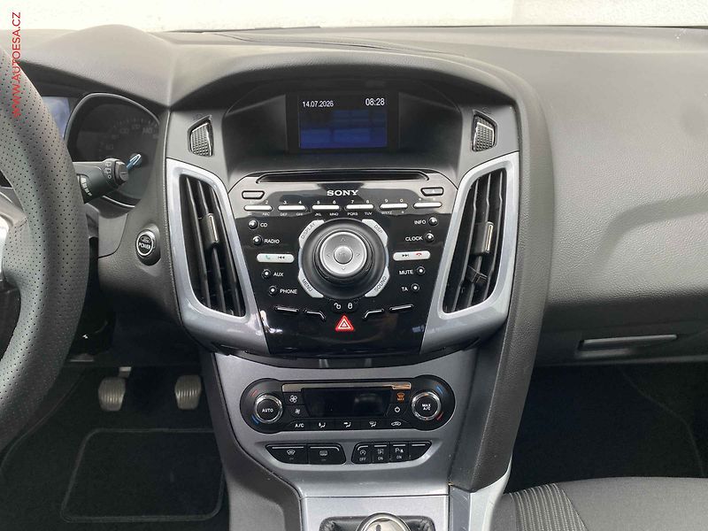 Ford Focus (2012) 1.6 TDCi, AC, xenon - fotka 12 z 17