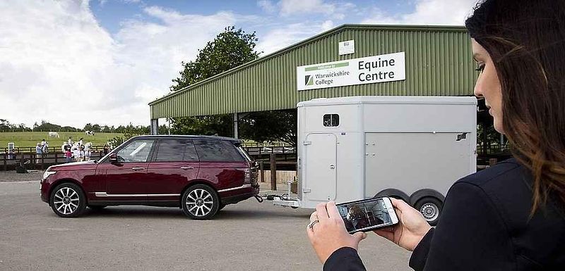 Land Rover vyvíjí kamerový systém, který umožní vidět skrz tažený přívěs nebo karavan.