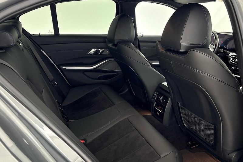 BMW Řada 3 řady 3 | 330d xDrive - fotka 12 z 27