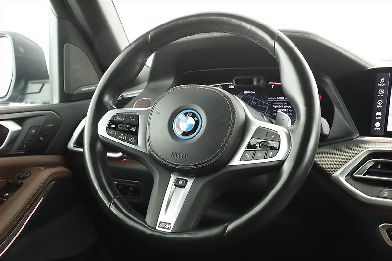 BMW X5 (2023) xDrive45e iPerf. - fotka 18 z 22
